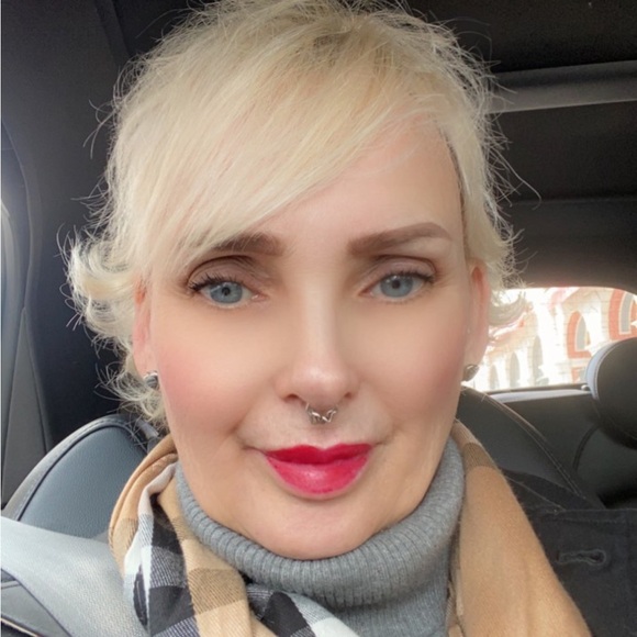 Meet your Posher, Janet - Picture 2 of 2